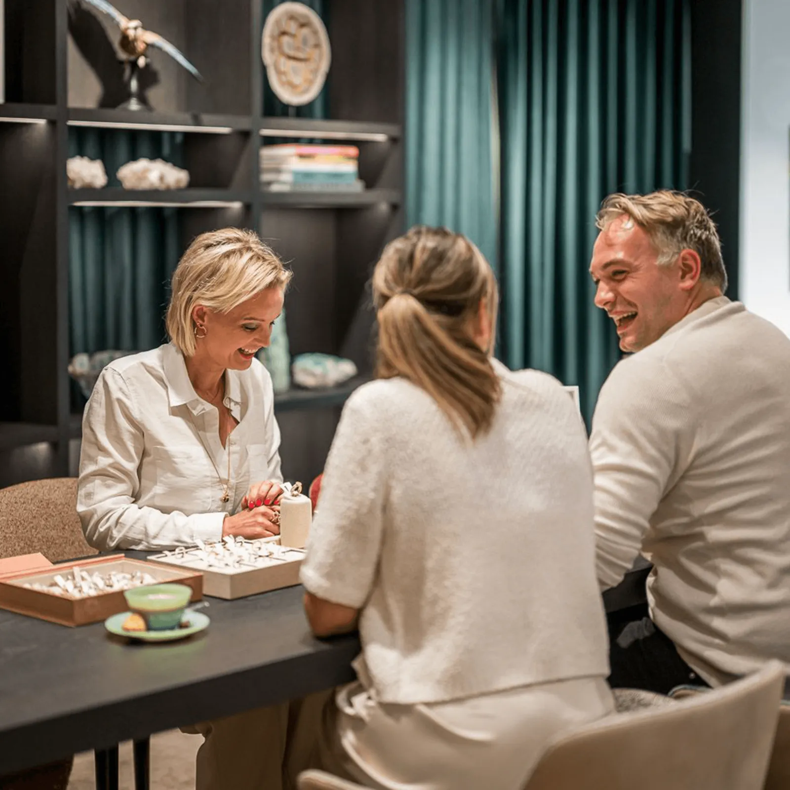 Klanten aan tafel bij Celine Roelens